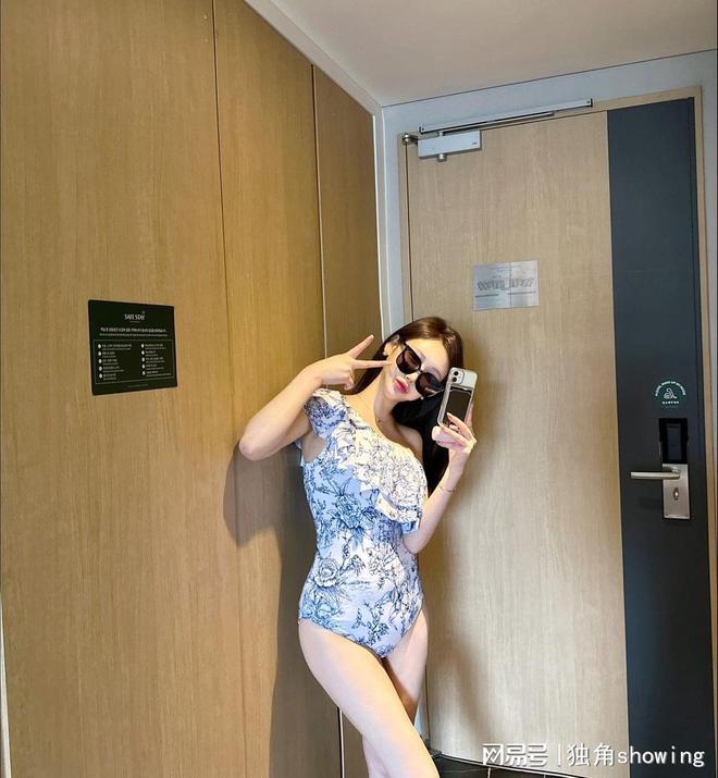 这款复古印花单肩泳衣穿上身让你立刻成为沙滩上最靓的仔！(图2)