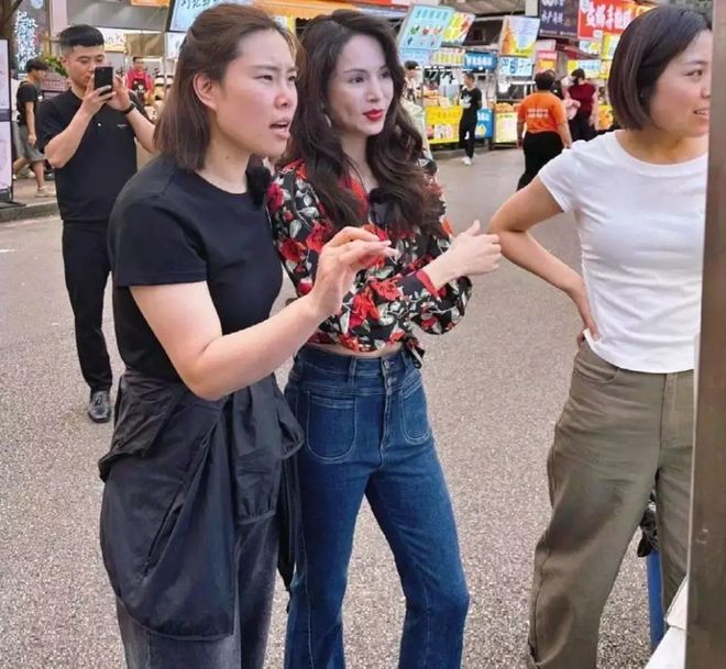 58岁李若彤香港乘高铁身材瘦成纸片人头大身小差点没认出！(图2)