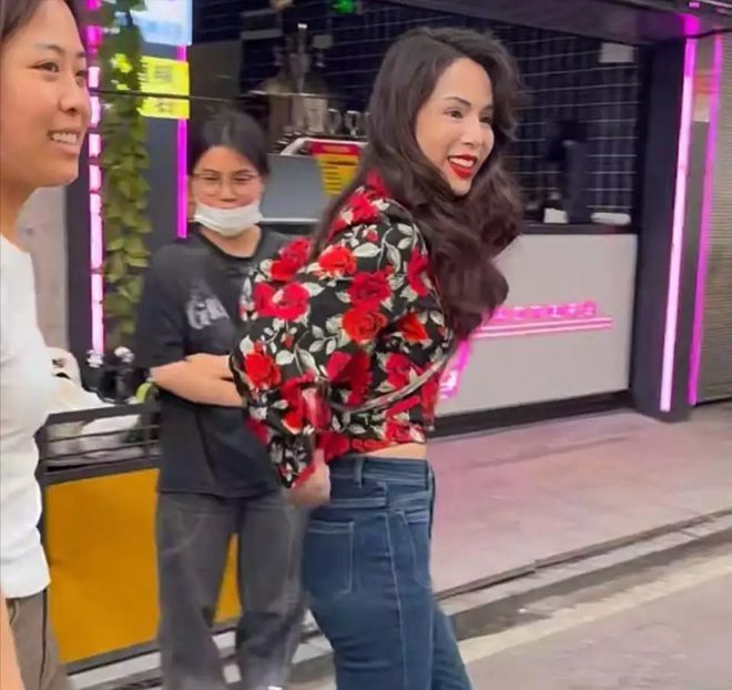 58岁李若彤香港乘高铁身材瘦成纸片人头大身小差点没认出！(图3)