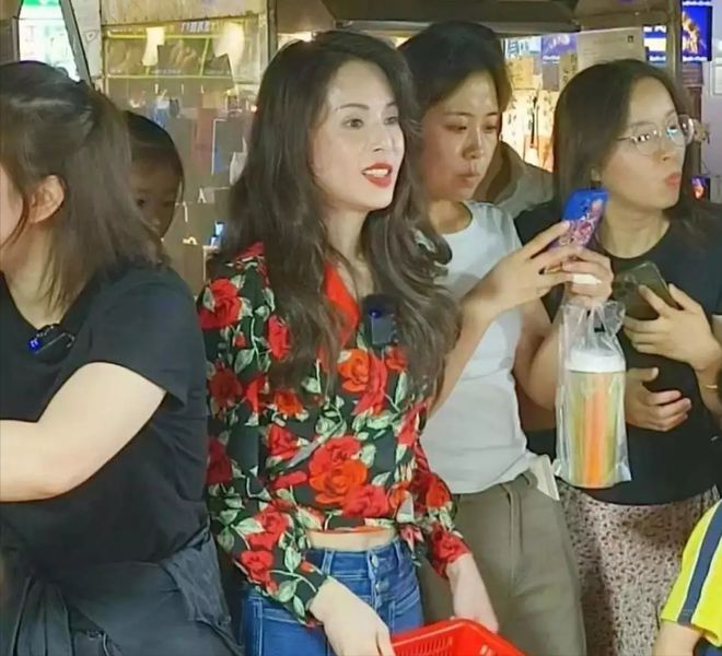 58岁李若彤香港乘高铁身材瘦成纸片人头大身小差点没认出！(图4)