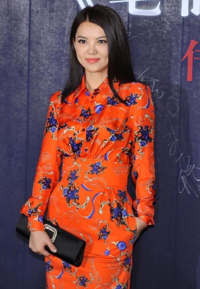 李湘瘦的时候太美了穿着亮橘色的裙子也不显俗加上印花很高贵(图2)