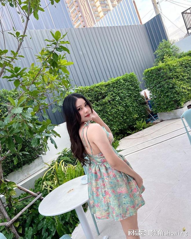 惊艳！这款时尚印花连衣裙清新优雅赶快get！(图3)