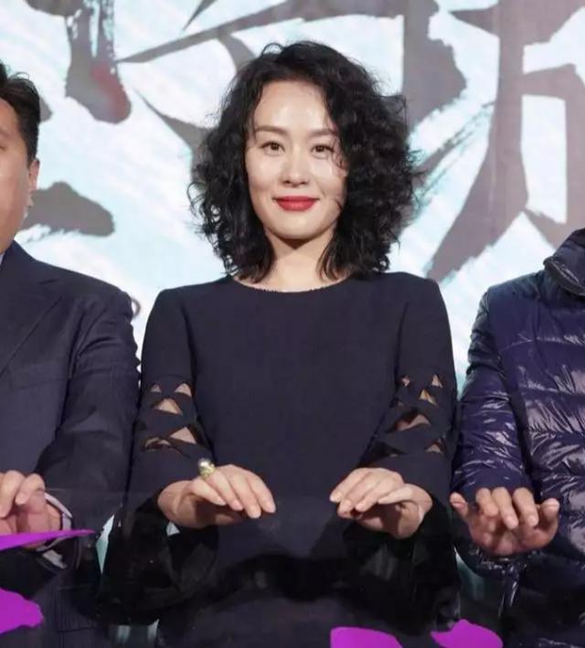58岁邬君梅烫了泡面头瞬间年轻20岁穿深蓝复古裙优雅又时尚