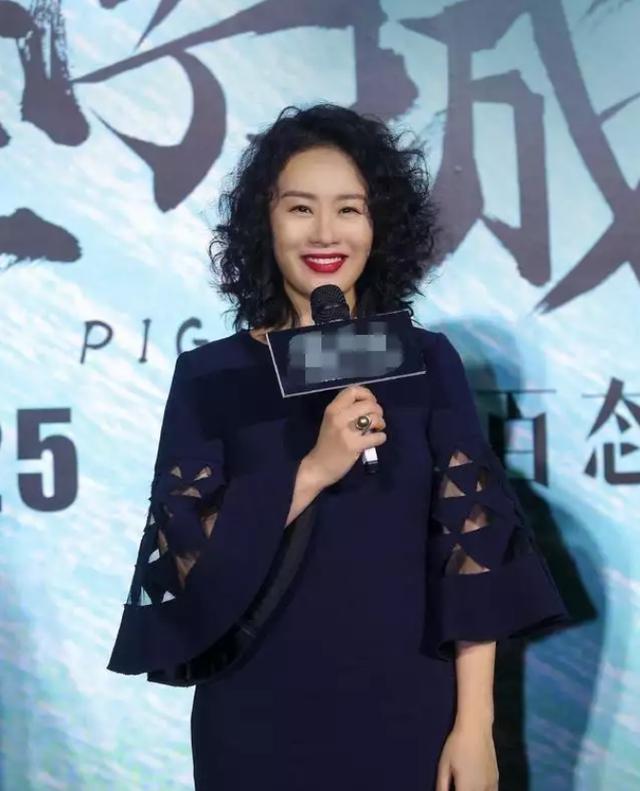 58岁邬君梅烫了泡面头瞬间年轻20岁穿深蓝复古裙优雅又时尚(图2)