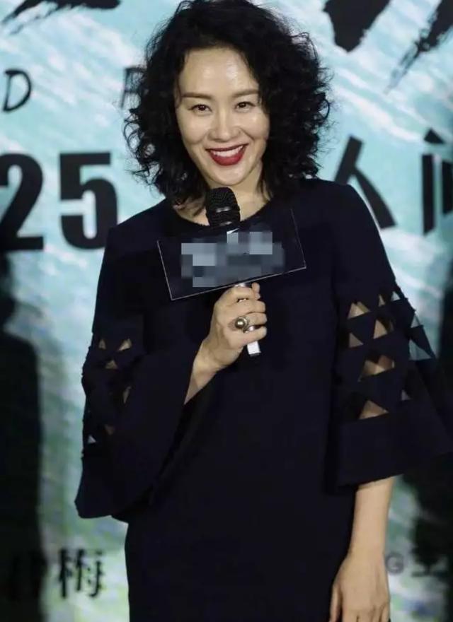 58岁邬君梅烫了泡面头瞬间年轻20岁穿深蓝复古裙优雅又时尚(图4)