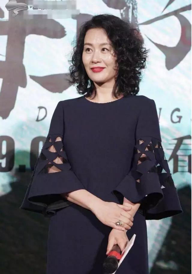 58岁邬君梅烫了泡面头瞬间年轻20岁穿深蓝复古裙优雅又时尚(图5)