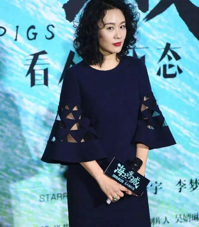 58岁邬君梅烫了泡面头瞬间年轻20岁穿深蓝复古裙优雅又时尚(图6)