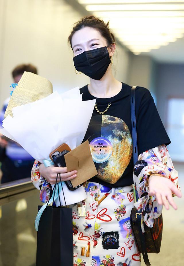 别看文咏珊是80后不过穿起印花挺有一套看着不乱还挺减龄的(图2)