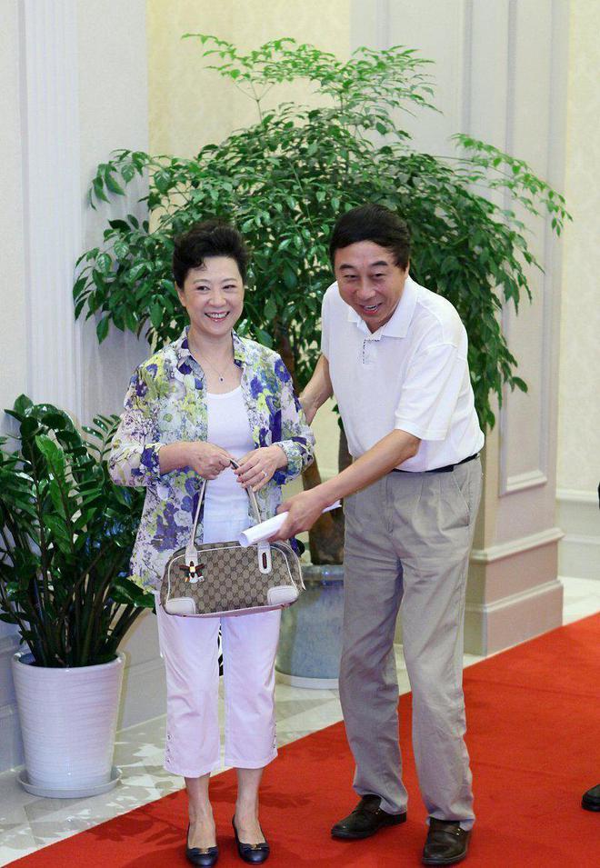 王馥荔状态太好了奶奶年纪穿精致印花比小8岁冯巩更精神(图1)