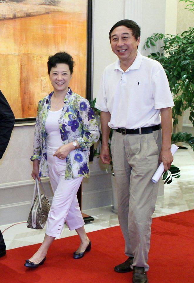 王馥荔状态太好了奶奶年纪穿精致印花比小8岁冯巩更精神(图2)
