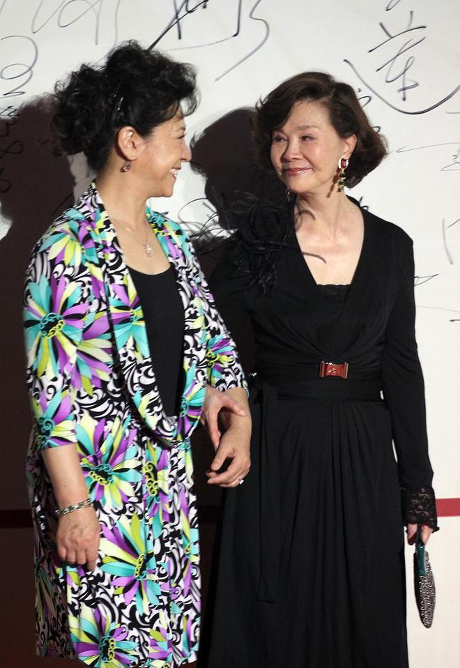 王馥荔状态太好了奶奶年纪穿精致印花比小8岁冯巩更精神(图4)
