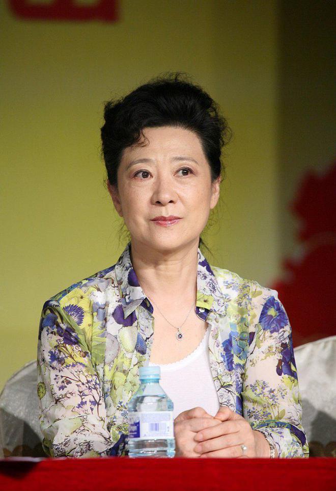 王馥荔状态太好了奶奶年纪穿精致印花比小8岁冯巩更精神(图5)