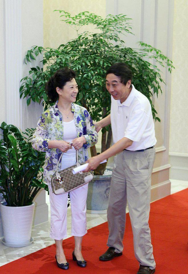 王馥荔状态太好了奶奶年纪穿精致印花比小8岁冯巩更精神(图7)