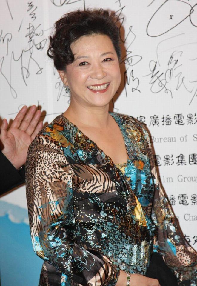 王馥荔状态太好了奶奶年纪穿精致印花比小8岁冯巩更精神(图9)