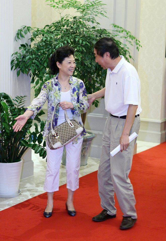王馥荔状态太好了奶奶年纪穿精致印花比小8岁冯巩更精神(图11)