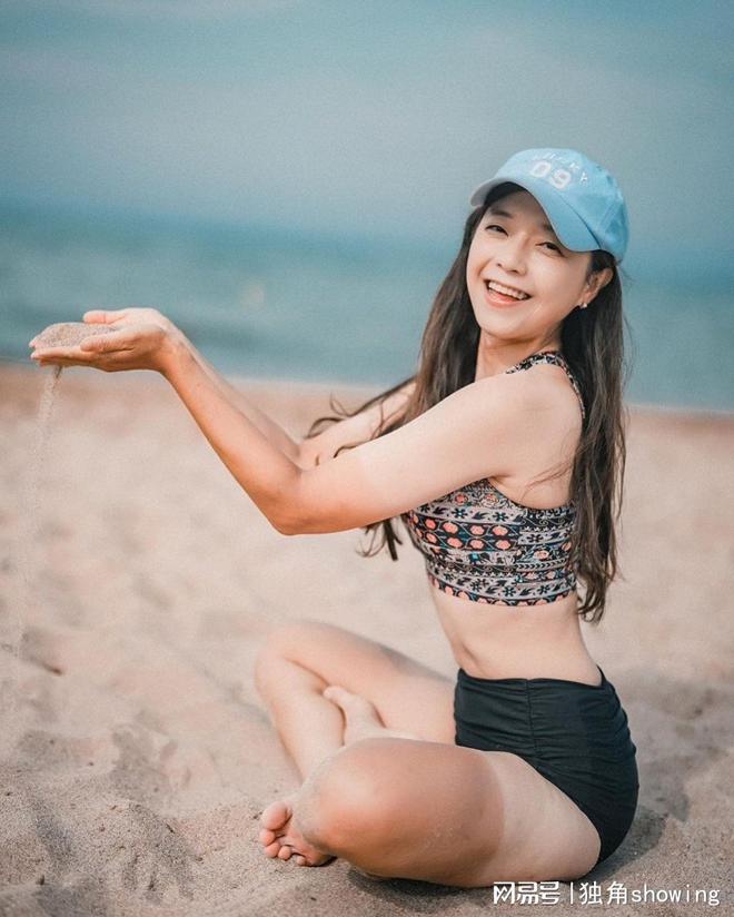 印花泳衣配黑色泳裤时尚复古活力满满(图2)