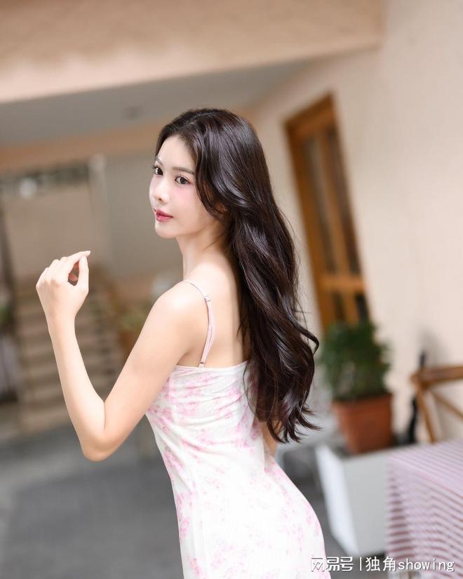 这条印花吊带连衣裙简直太美了清新自然美而不凡(图4)