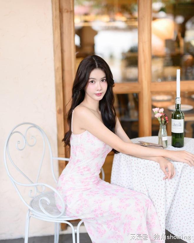 这条印花吊带连衣裙简直太美了清新自然美而不凡