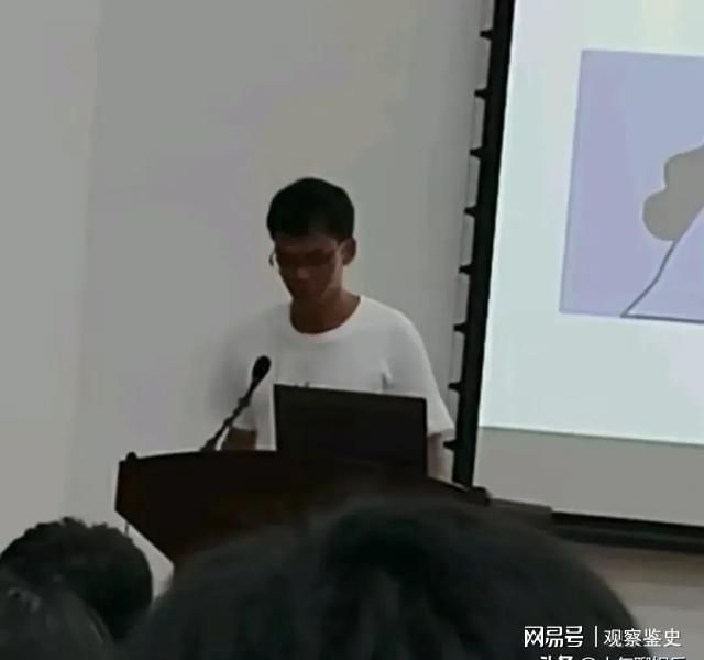 彻底适应！唐尚珺自我介绍玩梗获全场掌声躺宿舍床上笑容满面(图4)