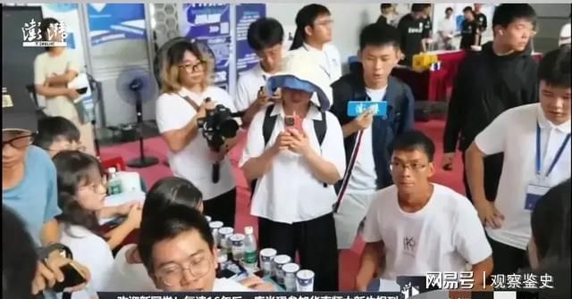 彻底适应！唐尚珺自我介绍玩梗获全场掌声躺宿舍床上笑容满面
