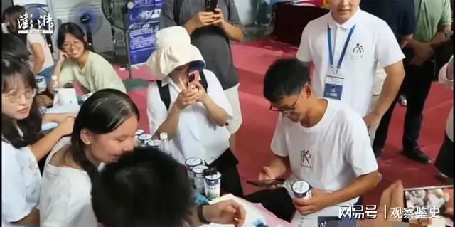 彻底适应！唐尚珺自我介绍玩梗获全场掌声躺宿舍床上笑容满面(图8)