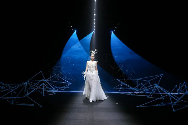 当非遗遇上科技能有多酷炫——上久楷·边惠中2024春夏高级定制全新系列精彩上演(图2)