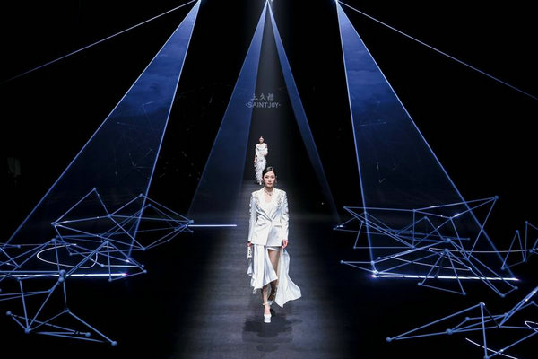 当非遗遇上科技能有多酷炫——上久楷·边惠中2024春夏高级定制全新系列精彩上演(图5)