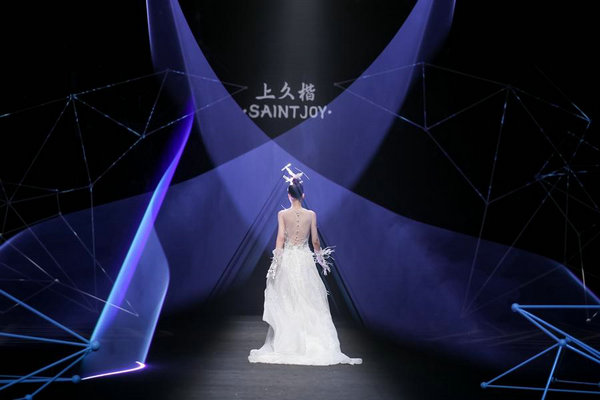 当非遗遇上科技能有多酷炫——上久楷·边惠中2024春夏高级定制全新系列精彩上演(图3)