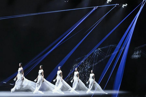 当非遗遇上科技能有多酷炫——上久楷·边惠中2024春夏高级定制全新系列精彩上演(图8)