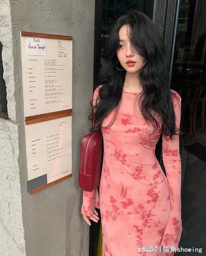 唯美浪漫！这款时尚印花连衣长裙吸睛指数爆表！(图5)