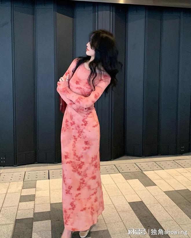 唯美浪漫！这款时尚印花连衣长裙吸睛指数爆表！(图4)