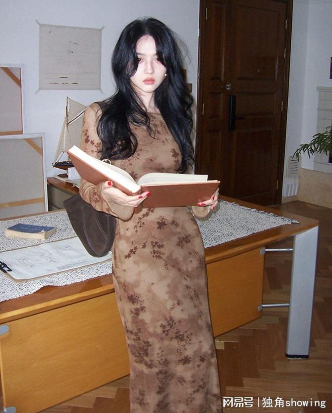 唯美浪漫！这款时尚印花连衣长裙吸睛指数爆表！(图3)