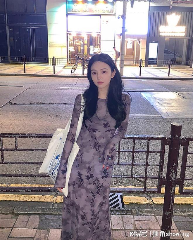唯美浪漫！这款时尚印花连衣长裙吸睛指数爆表！(图2)