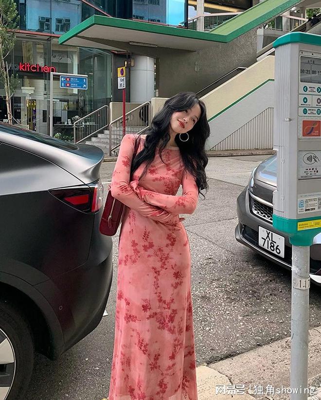 唯美浪漫！这款时尚印花连衣长裙吸睛指数爆表！