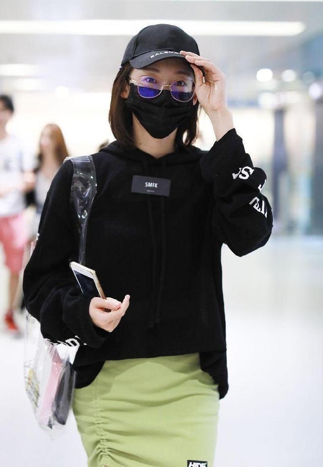 苗苗身材太精致了穿卫衣藏得挺深配抽绳针织裙显出腿精身份(图4)