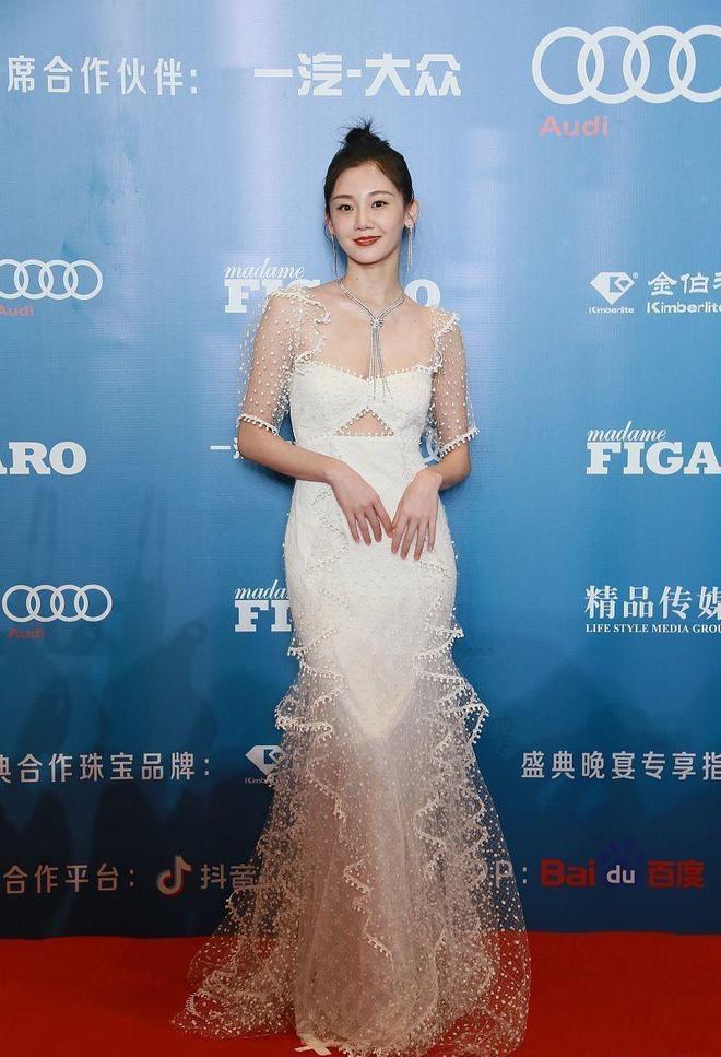 苗苗身材太精致了穿卫衣藏得挺深配抽绳针织裙显出腿精身份(图7)
