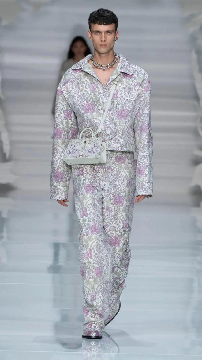 Aigner 2024春夏系列绚丽印花精湛细节(图2)