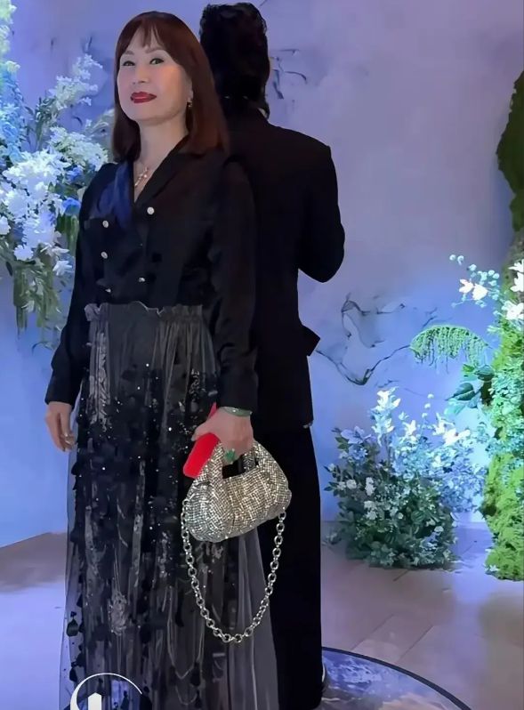 吴建豪妈妈罕参加婚礼穿黑衣涂红唇冻龄手戴绿宝石戒指也好闪(图2)