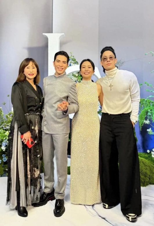 吴建豪妈妈罕参加婚礼穿黑衣涂红唇冻龄手戴绿宝石戒指也好闪(图3)