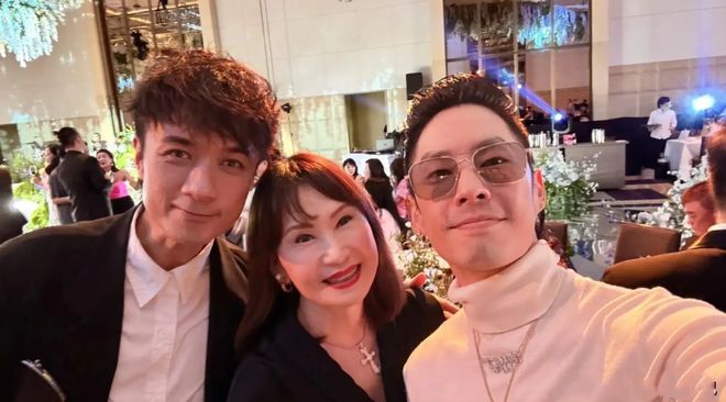 吴建豪妈妈罕参加婚礼穿黑衣涂红唇冻龄手戴绿宝石戒指也好闪(图5)