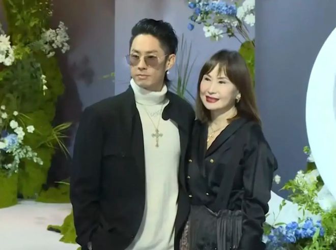 吴建豪妈妈罕参加婚礼穿黑衣涂红唇冻龄手戴绿宝石戒指也好闪(图7)