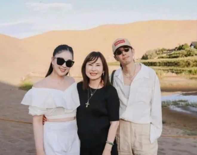 吴建豪妈妈罕参加婚礼穿黑衣涂红唇冻龄手戴绿宝石戒指也好闪(图8)