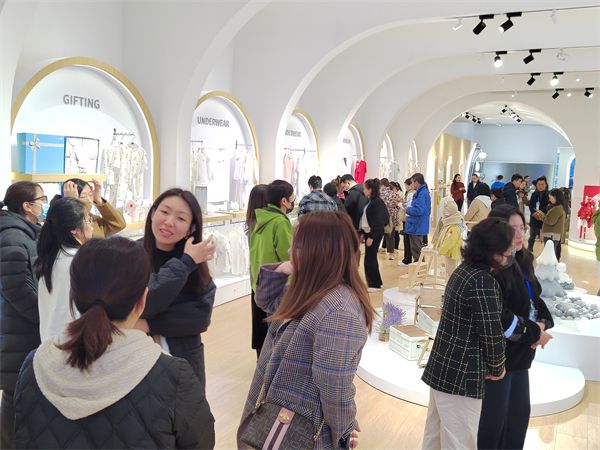 丽婴房2024秋冬订货会盛大启幕秘境寻踪主题引领时尚新风潮(图2)