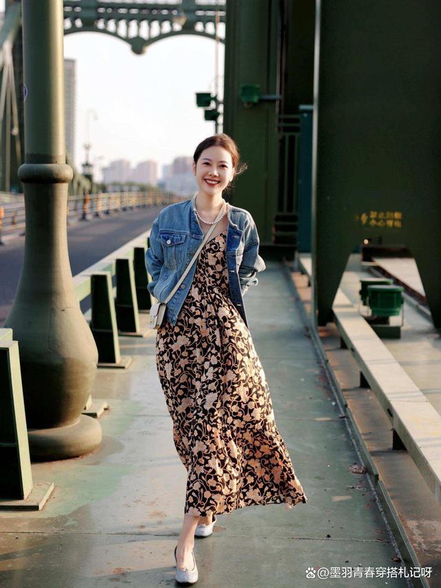 印花裙不一定都是碎花图案也可以是一些艺术感印花