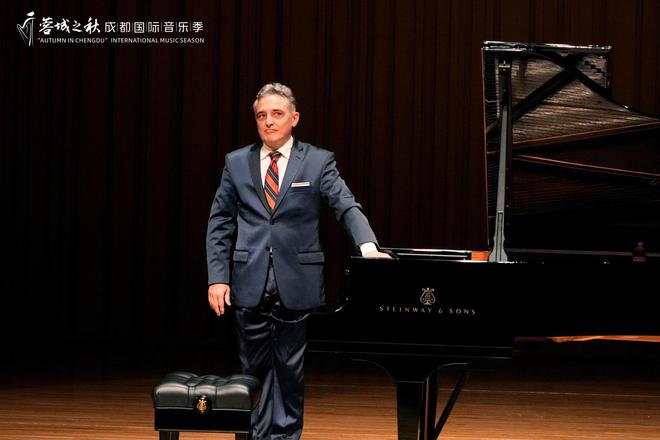 亮相“蓉城之秋”法国钢琴家米歇尔·达尔贝托钢琴独奏音乐会举行(图2)