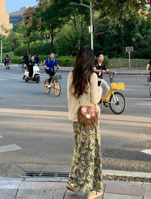 夏天别总穿纯色连衣裙印花裙更清爽遮肉显瘦还高级(图2)