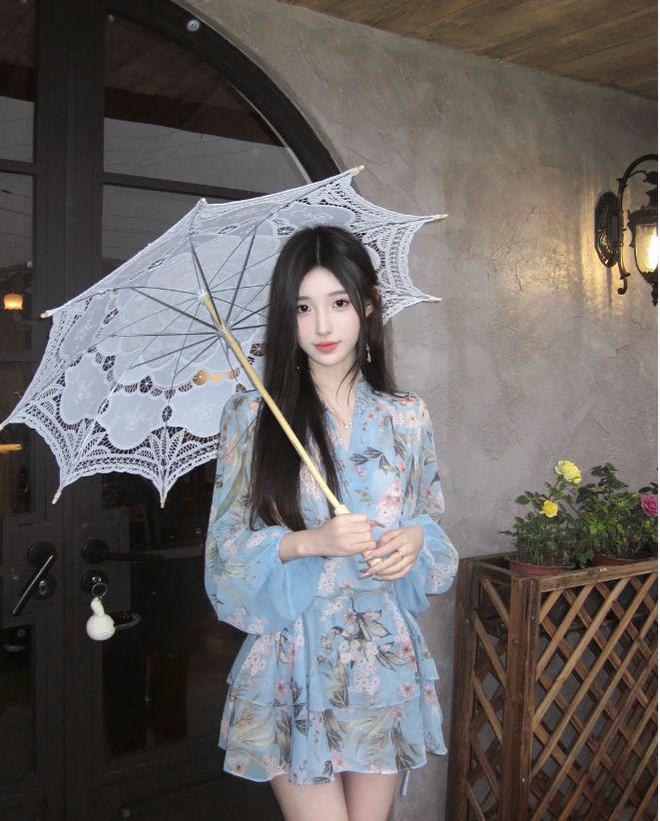 夏天别总穿纯色连衣裙印花裙更清爽遮肉显瘦还高级