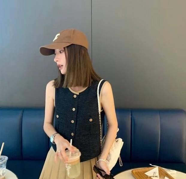 夏日潮流新宠！马甲+裙子：碰撞帅气与柔美的时尚火花(图5)