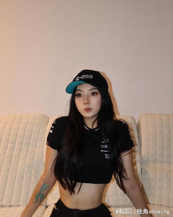 青春动感穿搭！黑色短袖配黑色短裤再搭配棒球帽