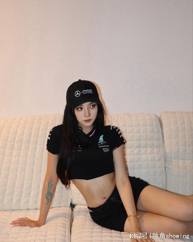 青春动感穿搭！黑色短袖配黑色短裤再搭配棒球帽(图3)